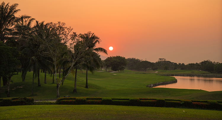 Golf-course-at-sun-rise