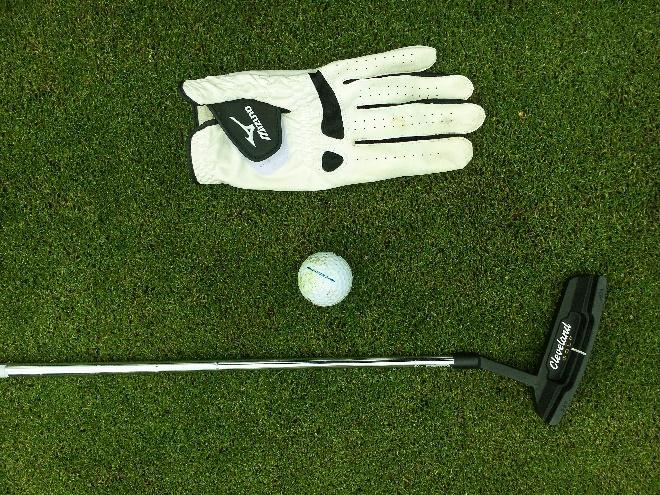 Golf-glove-ball-and-putter