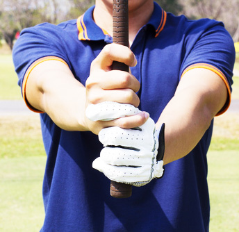 Man-preparing-to-grip-a-golf-club